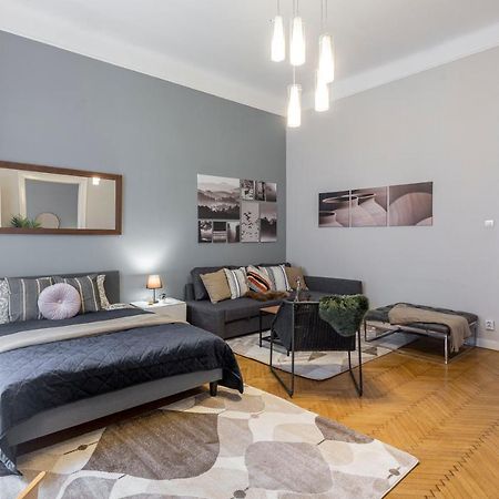 Spacious & Cozy Downtown Apartment With Balcony Budapeste Exterior foto