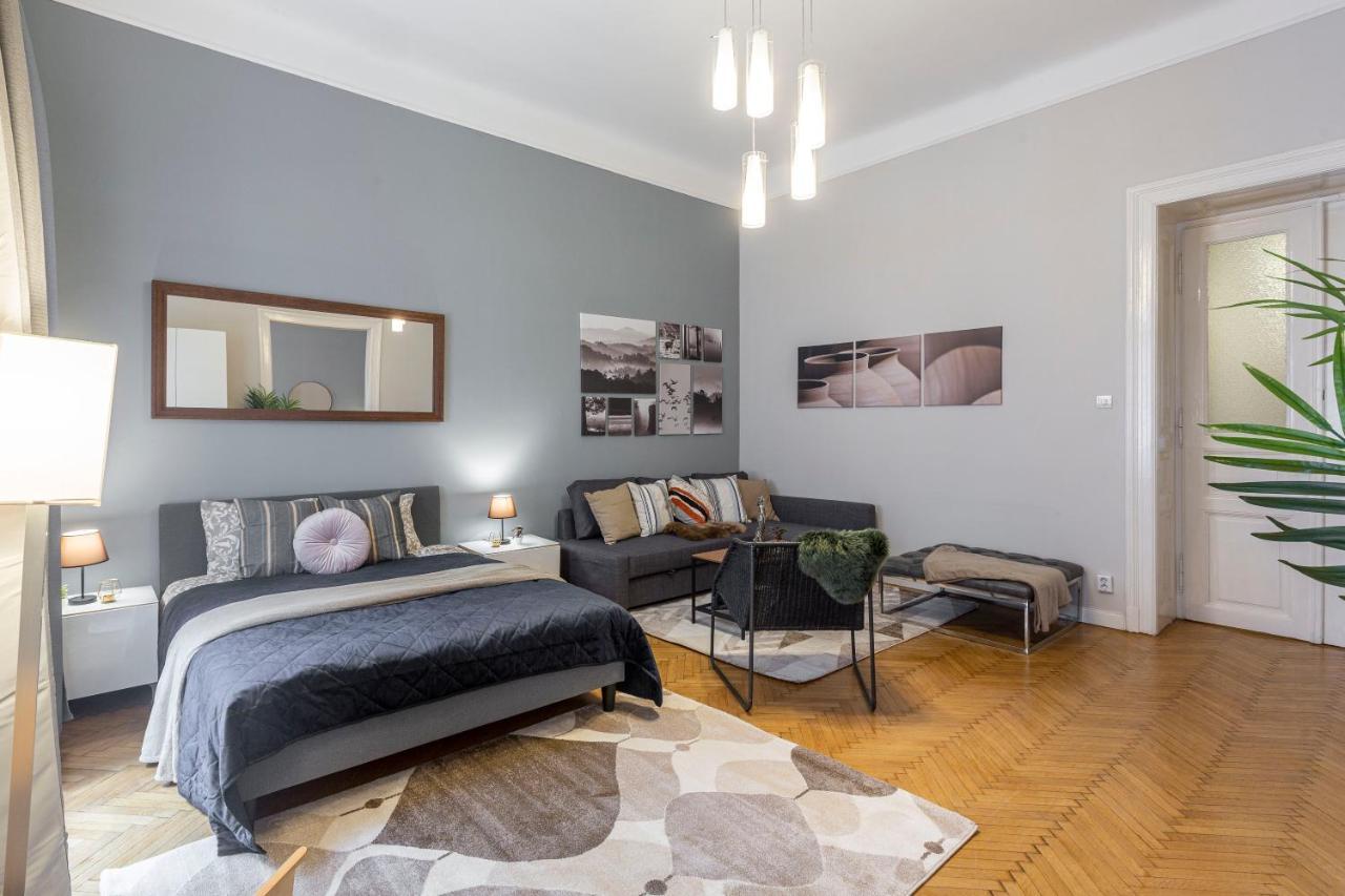Spacious & Cozy Downtown Apartment With Balcony Budapeste Exterior foto