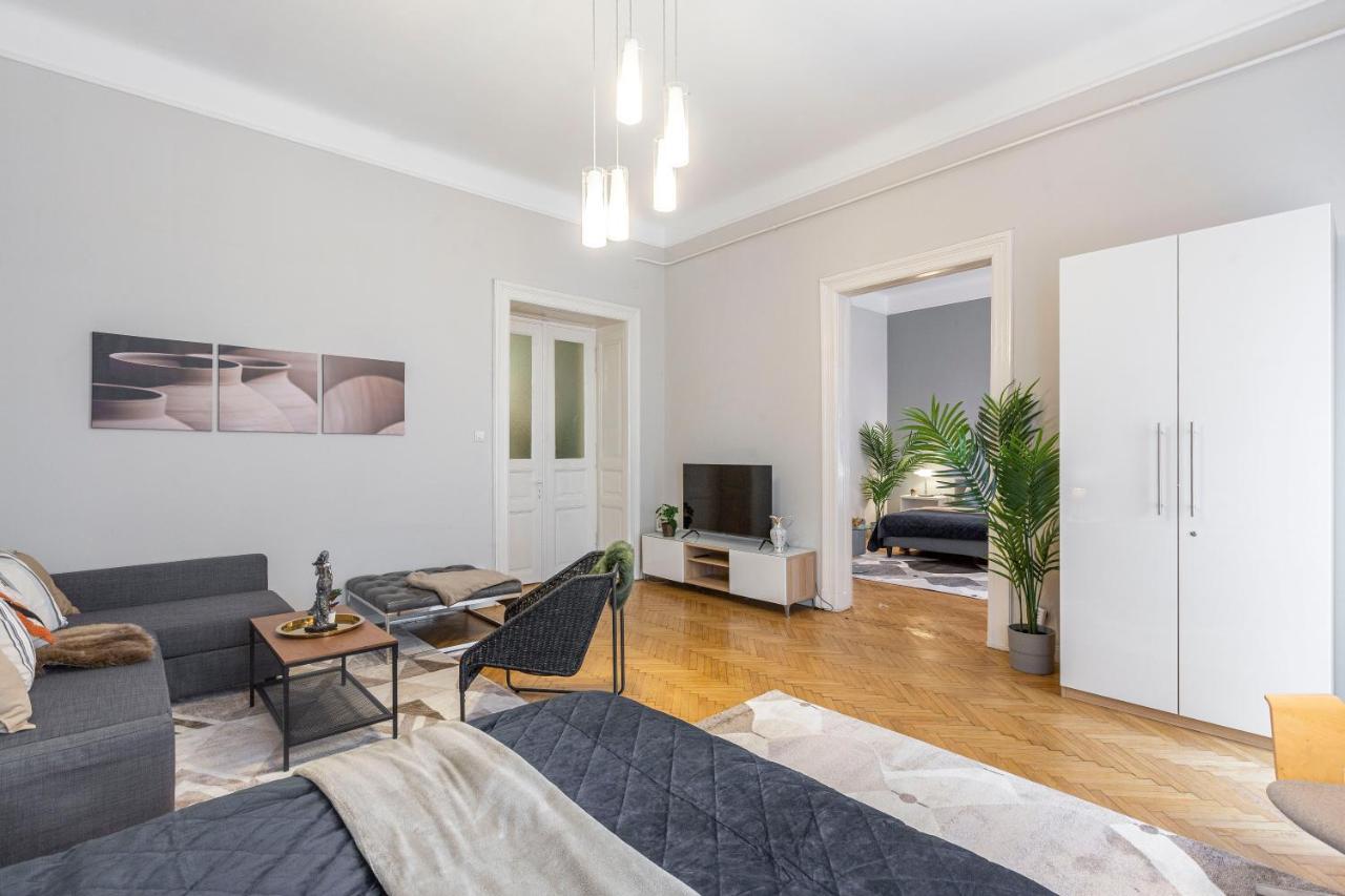 Spacious & Cozy Downtown Apartment With Balcony Budapeste Exterior foto