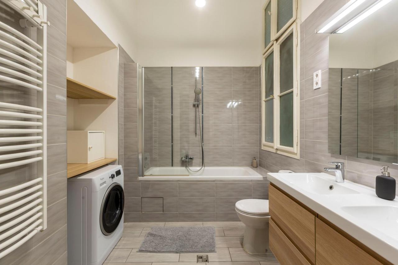 Spacious & Cozy Downtown Apartment With Balcony Budapeste Exterior foto