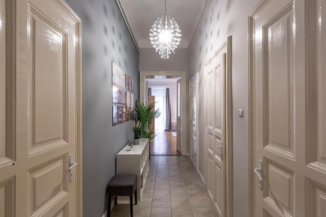 Spacious & Cozy Downtown Apartment With Balcony Budapeste Exterior foto