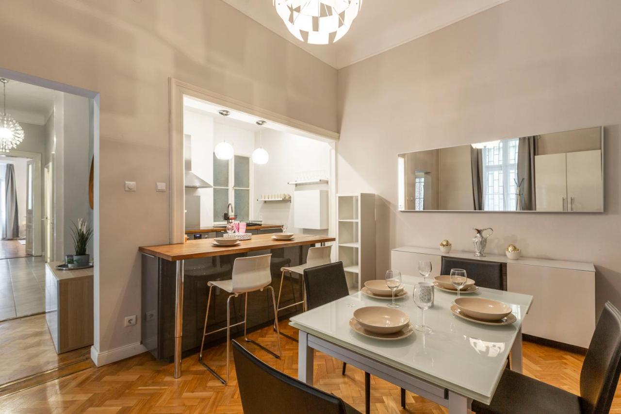 Spacious & Cozy Downtown Apartment With Balcony Budapeste Exterior foto