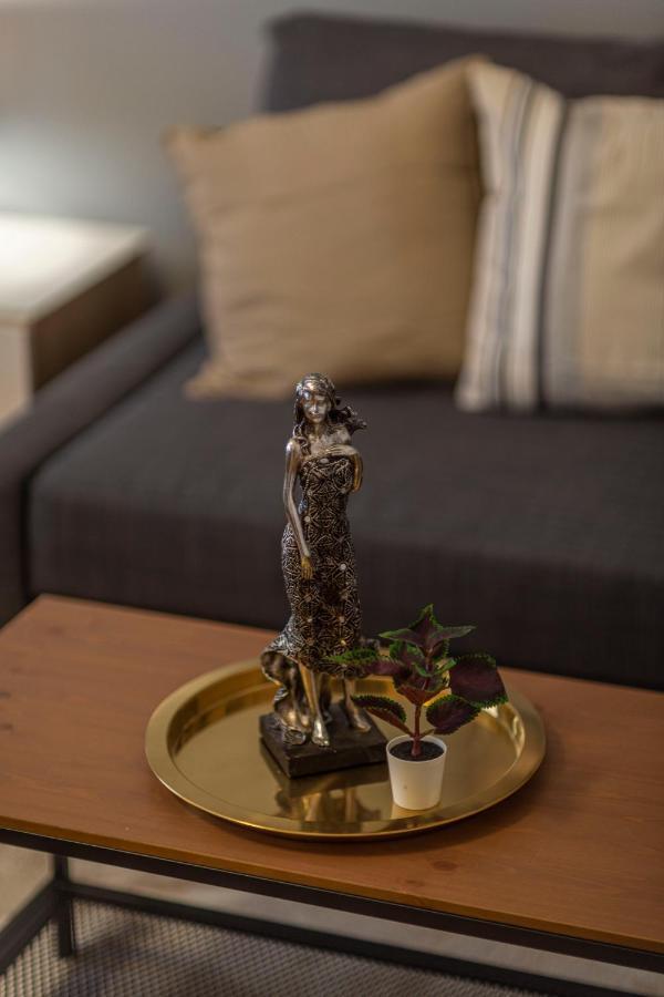 Spacious & Cozy Downtown Apartment With Balcony Budapeste Exterior foto