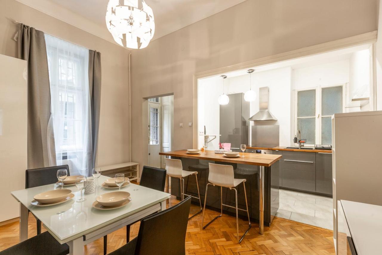 Spacious & Cozy Downtown Apartment With Balcony Budapeste Exterior foto